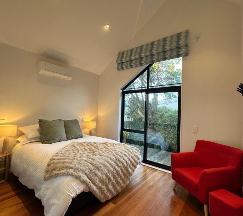Paraparaumu Beach Apartment | Kapiti Breeze, Walk to Beach, Golf and Cafes