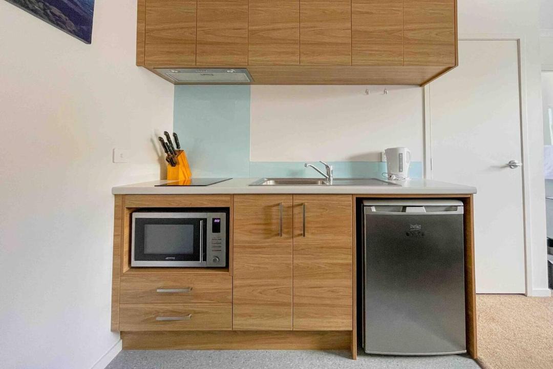 Hamilton Apartment | Modern Private Apartment with AC and free parking