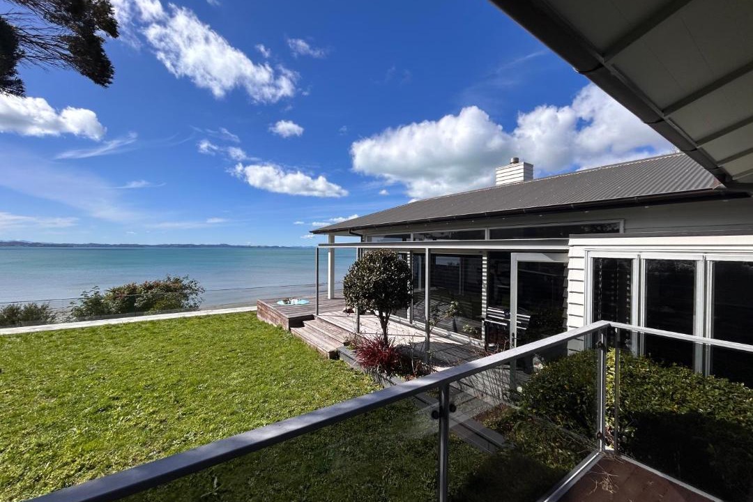 Bucklands Beach Villa | Azure Cliff Villa