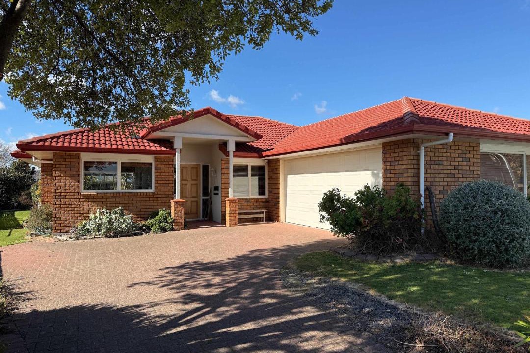 Owhata House | Mooma's - Single Level Covered Patio Sleeps 8