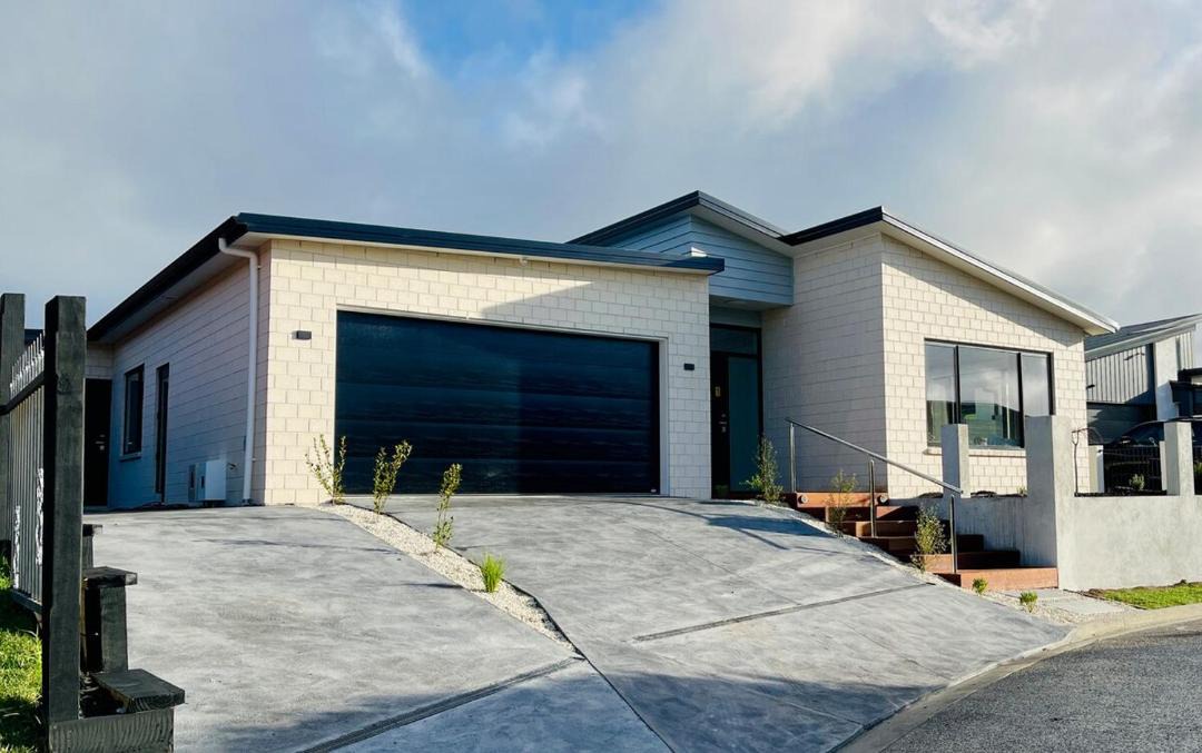 Hamilton Villa | Willow & Light Spacious Warm 4BR Family Retreat