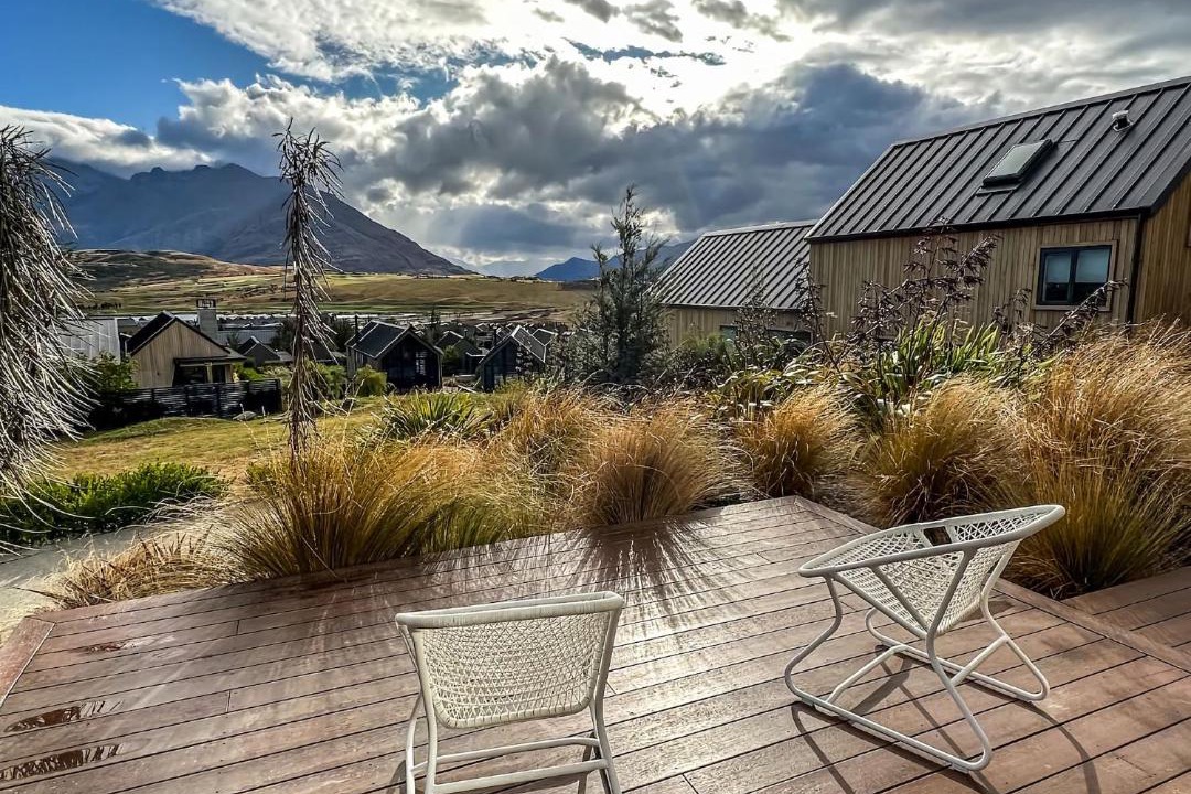 Kawarau Falls House | Falcons Retreat with spa near skifields