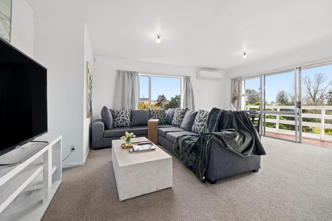 Kelston House | 3BRM House in Auckland - Walk to Train, Lynn Mall and Westgate