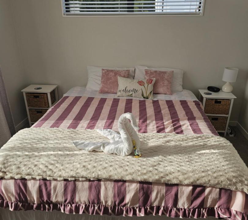 Devonport Bed & Breakfast | Large bedroom with en-suite in a new house Devonport