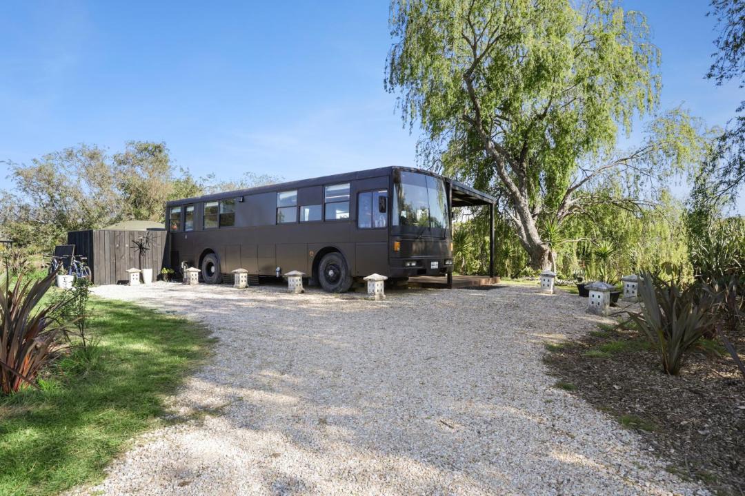 Pohara House | Unique House Bus Pōhara Walk to Beach