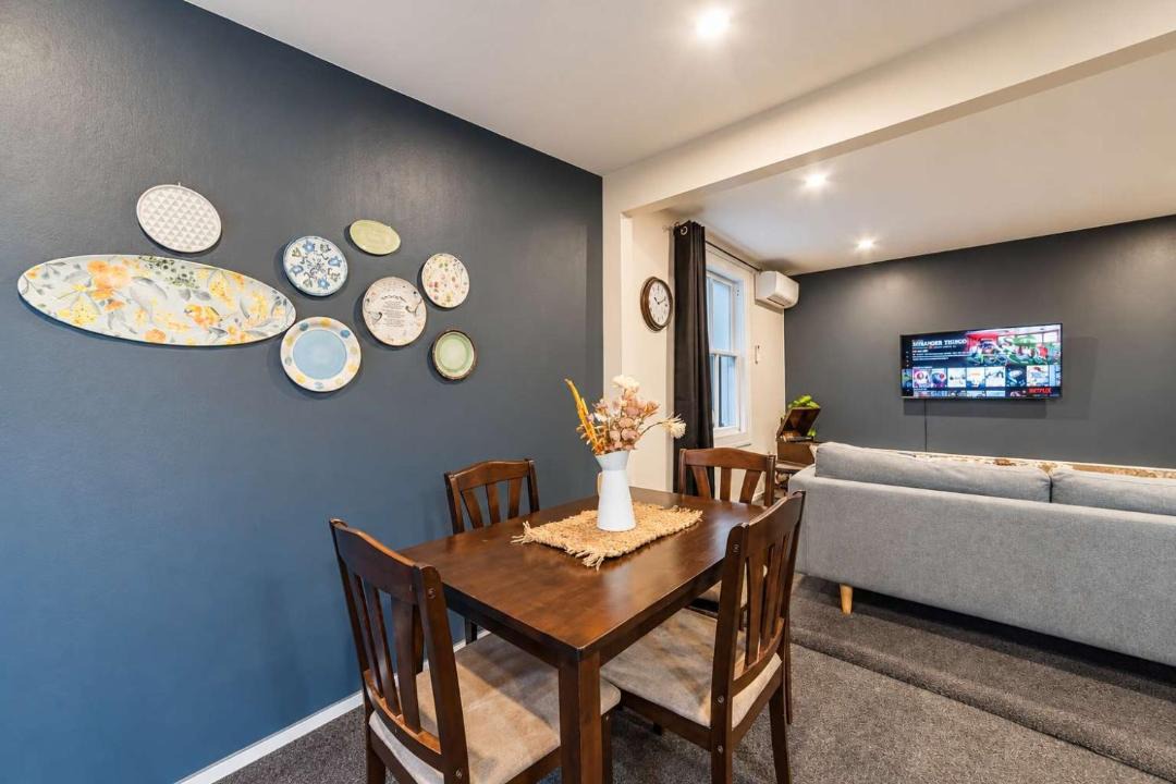 Christchurch House | Peaceful City Cottage & Hot Tub