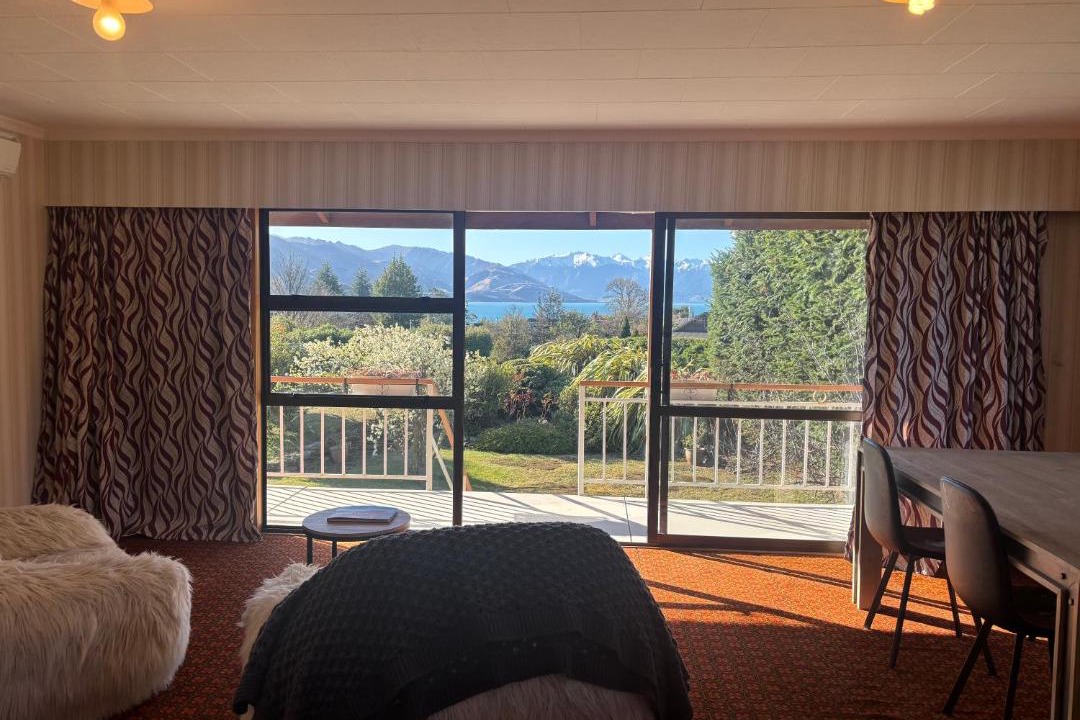 Lake Hawea Apartment | 80's batch with lake views