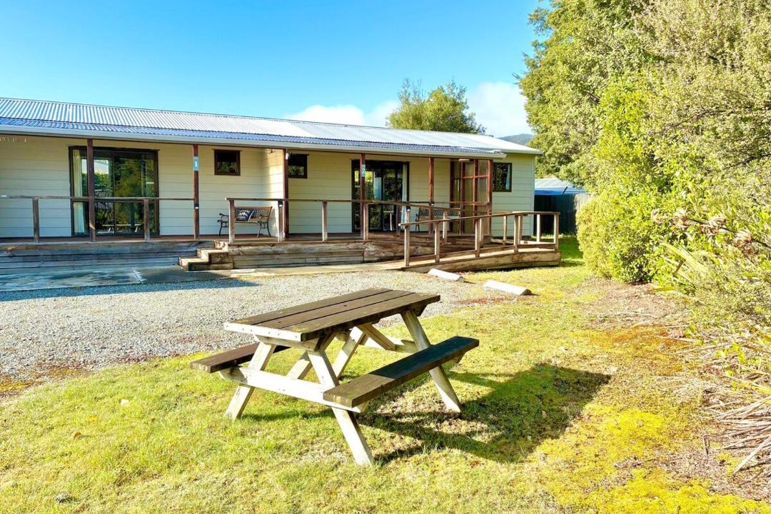 Manapouri Apartment | Manapouri Cottage 1