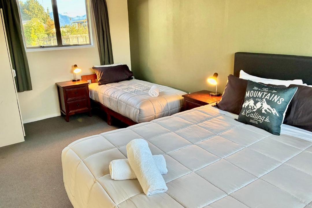 Manapouri Apartment | Manapouri Cottage - 2