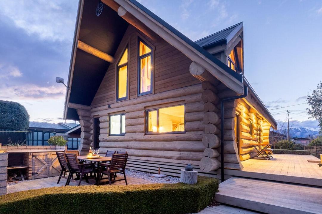 Twizel House | Saddle Notch Alpine Lodge - Sleeps 4 Fire Deck