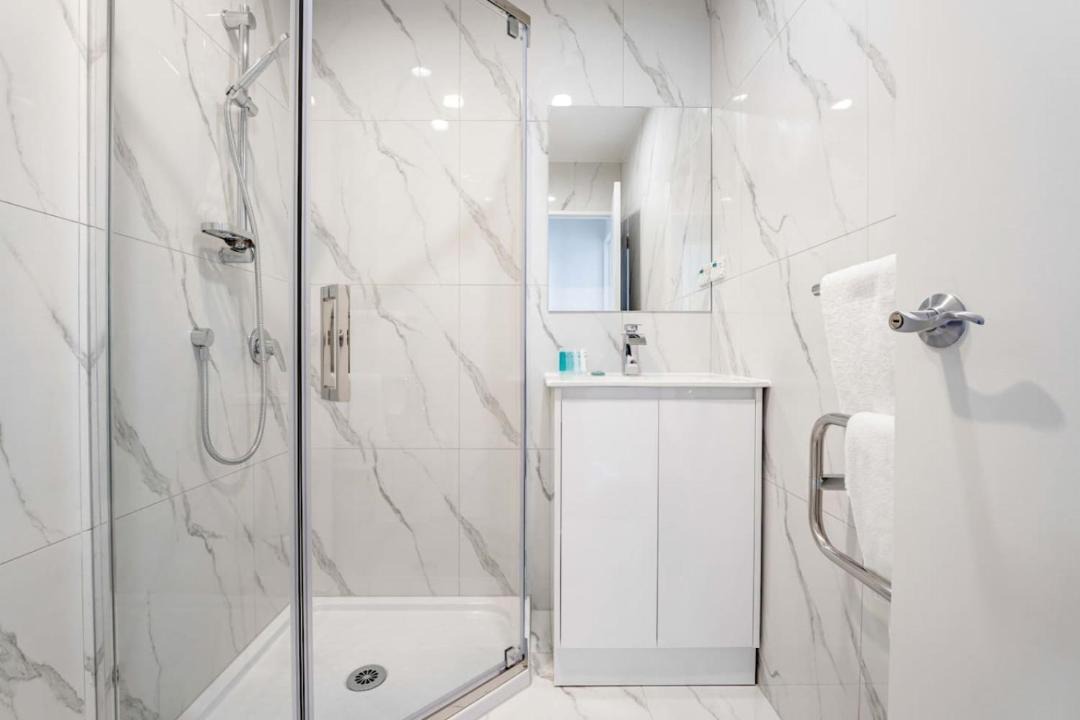 Kingsland House | Morningside Modern 3BR Home with Double Parking
