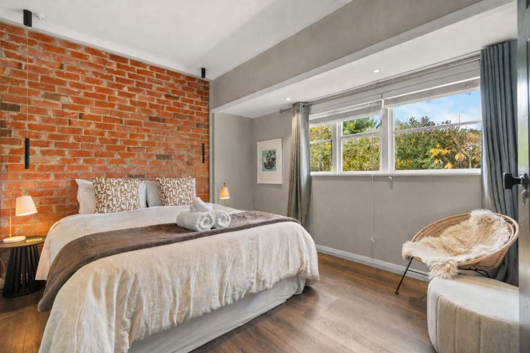 Hamilton East House | Peaceful Retreat in Hamilton East - By Superior Stays
