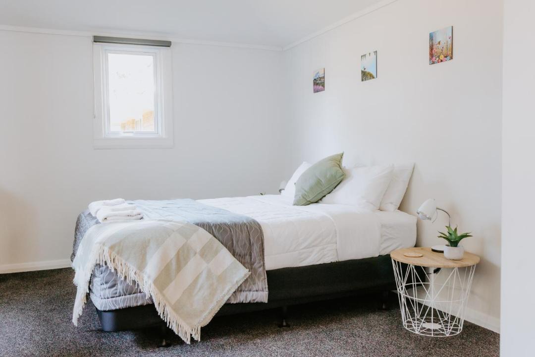 Greymouth Apartment | Marsden Manor - Spacious house with large pool