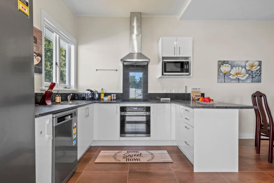 Otahuhu House | Family Comfort with Aircon, Backyard and Parking