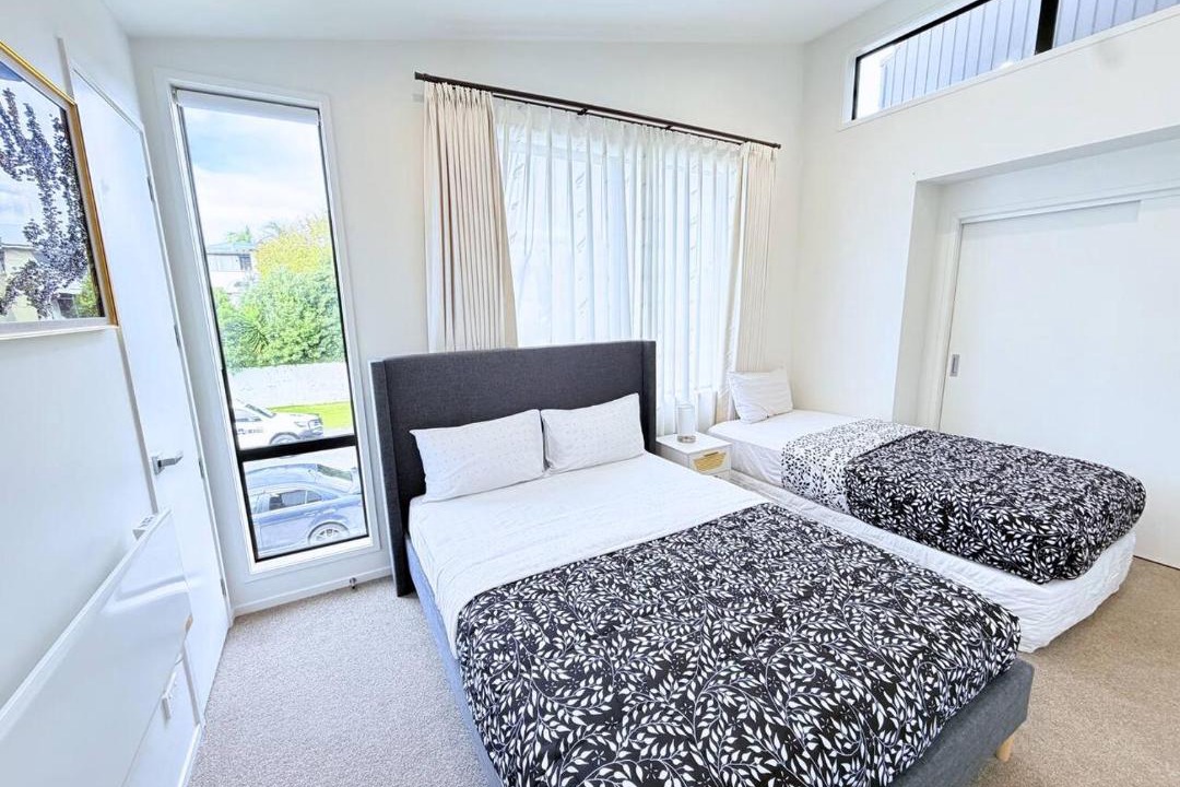 Pakuranga House | Modern Pakuranga Home | 3BR Near Mall & School