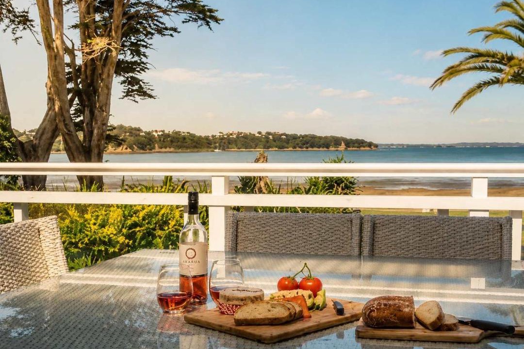 Surfdale Apartment | Lannan Beach House - Waterfront & Spa