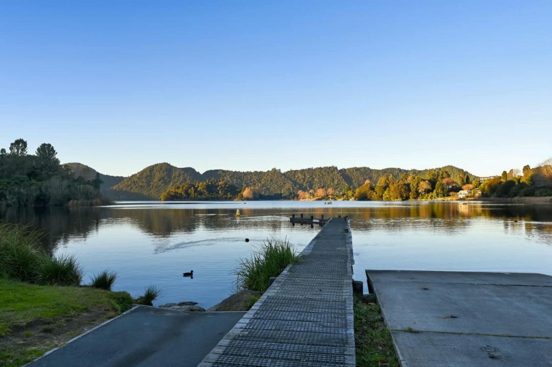 Lake Okareka House | Lake Okareka - Spa Pool and Log Fire Sleeps 12 walk to the lake