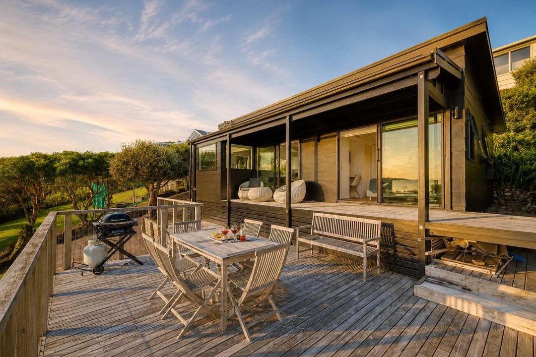 Surfdale House | Black Cottage - Stay Waiheke