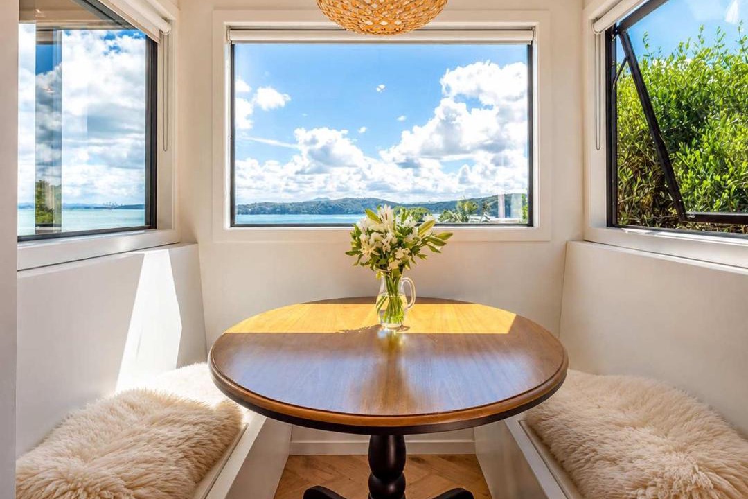 Surfdale House | Black Cottage - Stay Waiheke