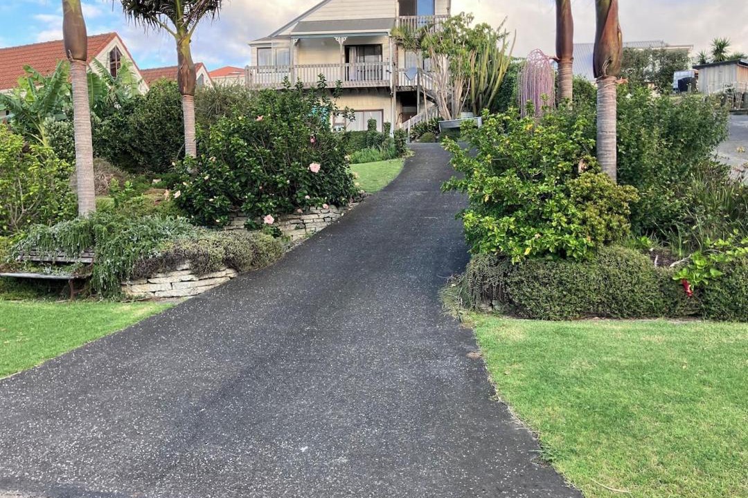 Russell House | Sunray Room - Relaxing Tapeka Stay Near Beaches & Tracks