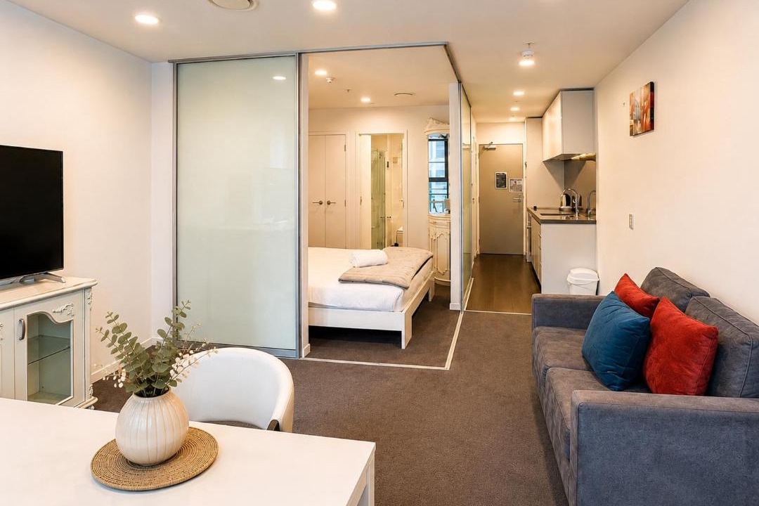 Auckland Central Business District Apartment | CBD Retreat 5-Min Walk to Sky Tower w Free Pool Gym Sauna P021