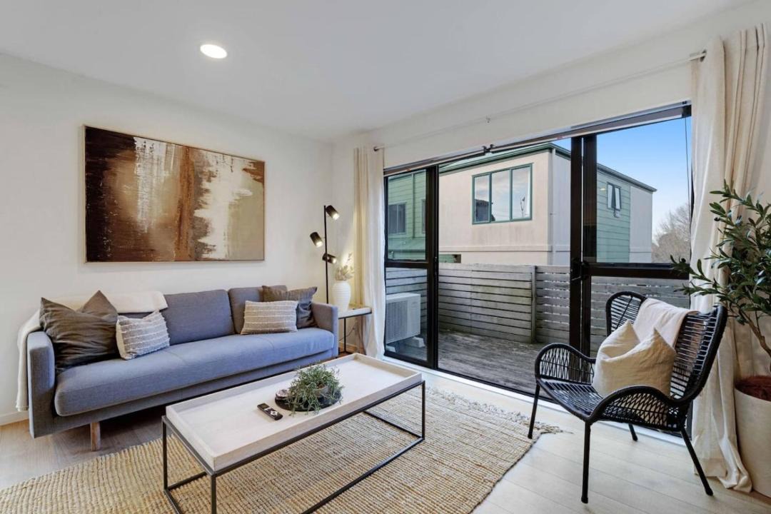 Papatoetoe House | Vibrant Family 2BR Townhouse with Air-Con and Deck