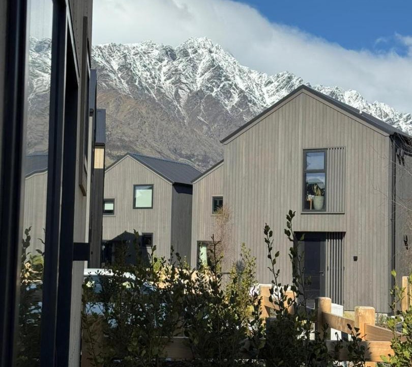 Frankton Apartment | Stylish Townhouse with Remarkable Mountain Views