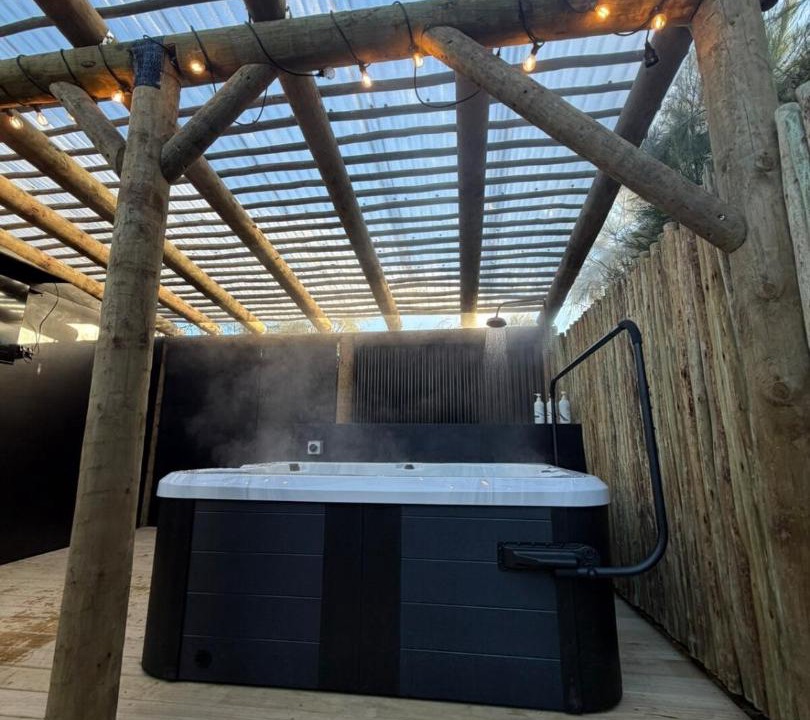 Kumeu House | Romantic Glamping Bus, Heat pump, Spa & outdoor TV