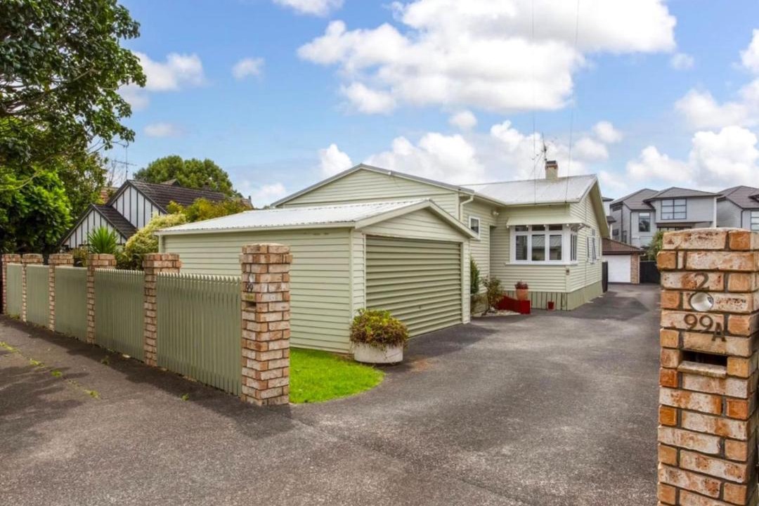 Royal Oak House | Spacious Family Retreat Near Cornwall Park