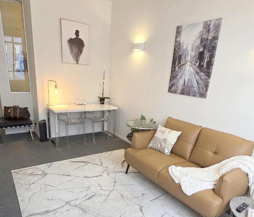 Auckland Central Business District Apartment | Art Deco Chic on Queen