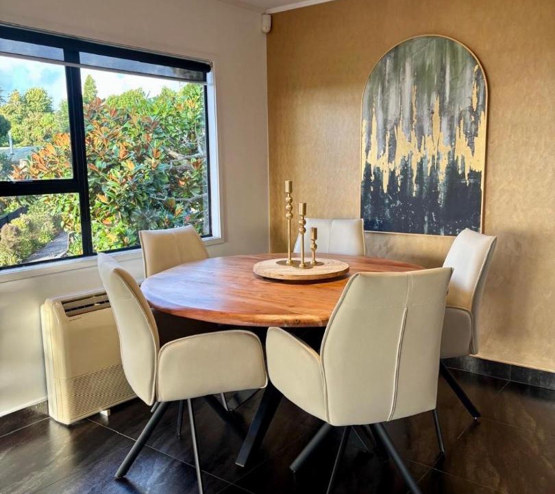Papakura House | Stylish Home with Views, Spa & Outdoor Bliss