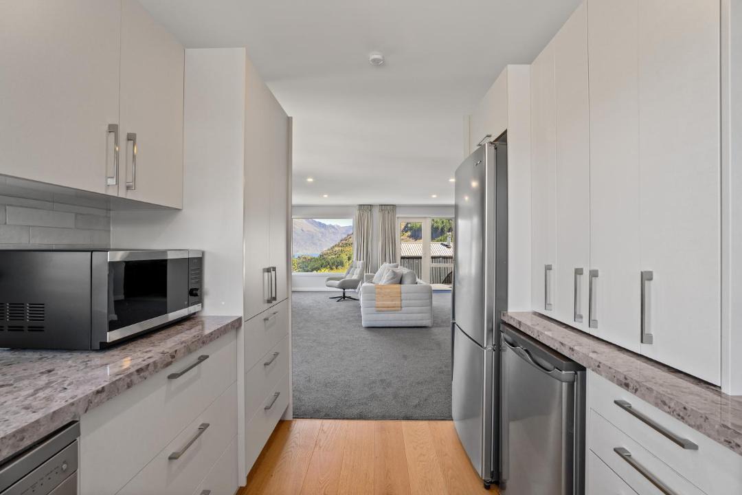 Fernhill House | Alpine Lakeview Residence
