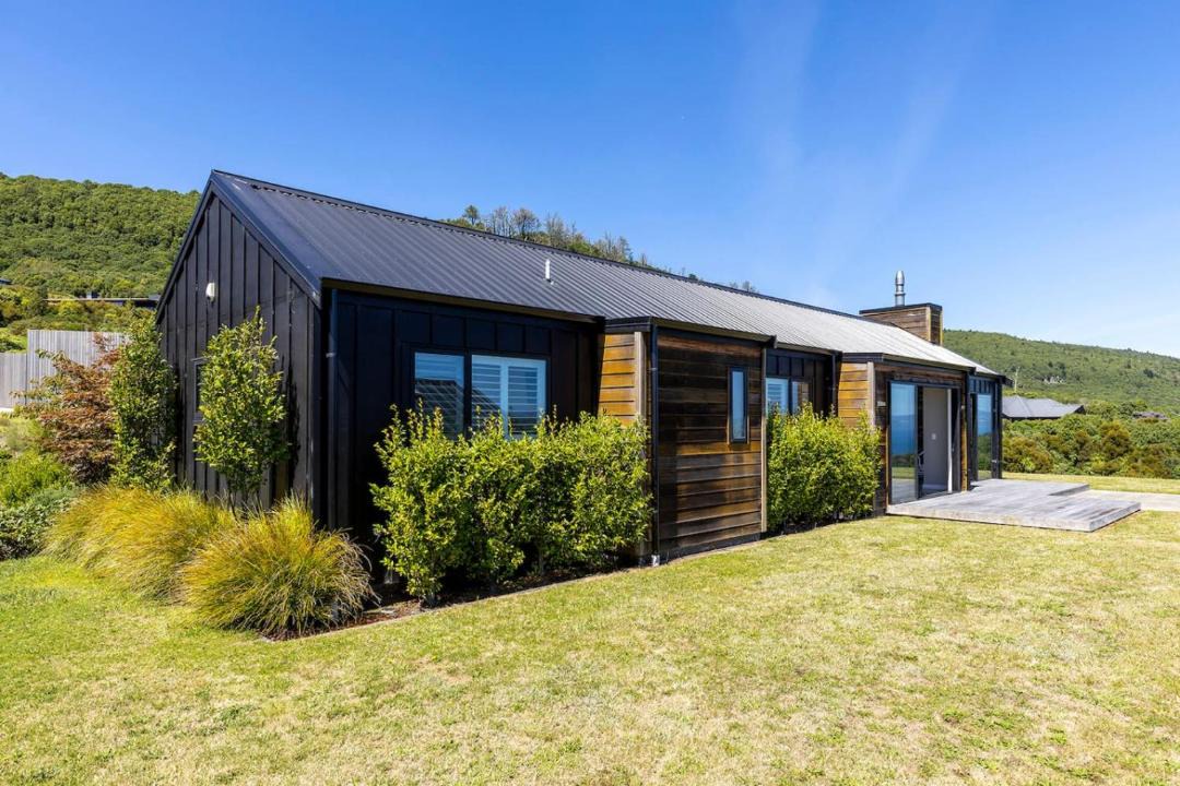 Kinloch House | Loch Eagles Retreat with stunning views overlooking Lake Taupo