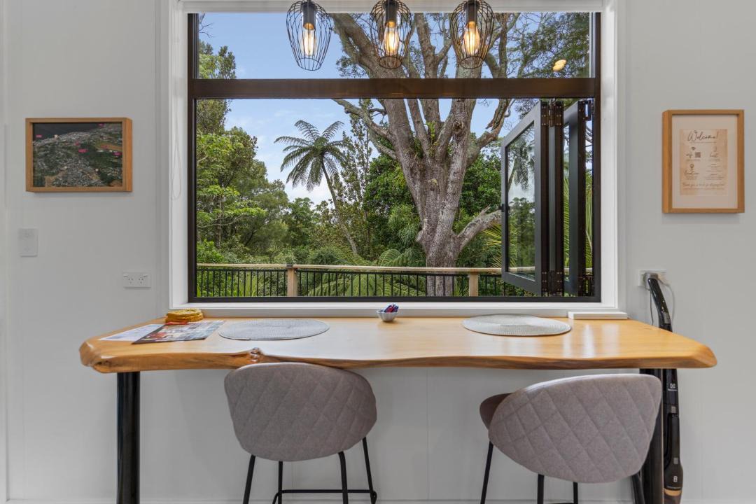 New Plymouth Apartment | Treehouse Retreat Close to Pukekura Park