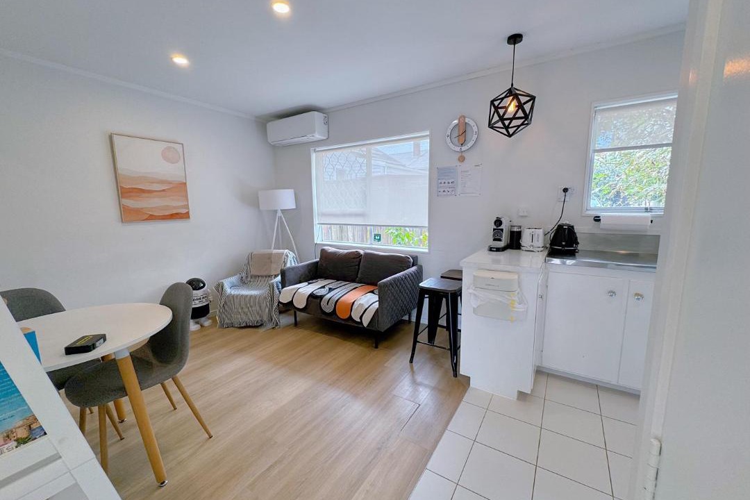 Mount Eden Apartment | Bright Eden Park two bed townhouse private parking