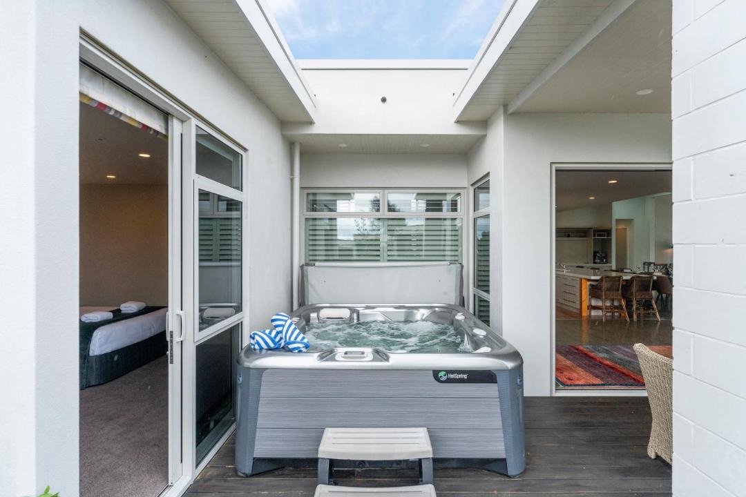 Rainbow Point House | Lakefront Kuiwai - Taupo