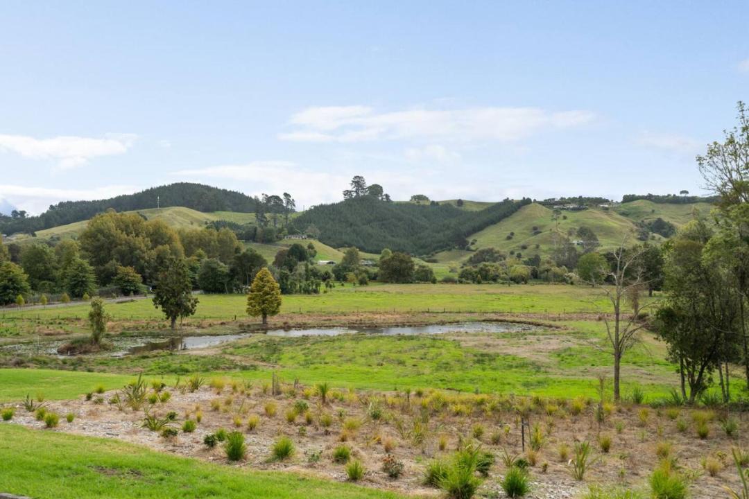 Tauriko House | Cosy Tauranga River Cottage with Rural Outlook