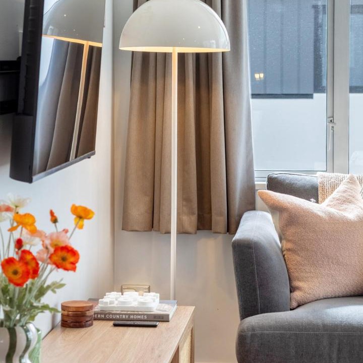 Edgeware Apartment | City Fringe Stay plus Garage and Sunny Balcony