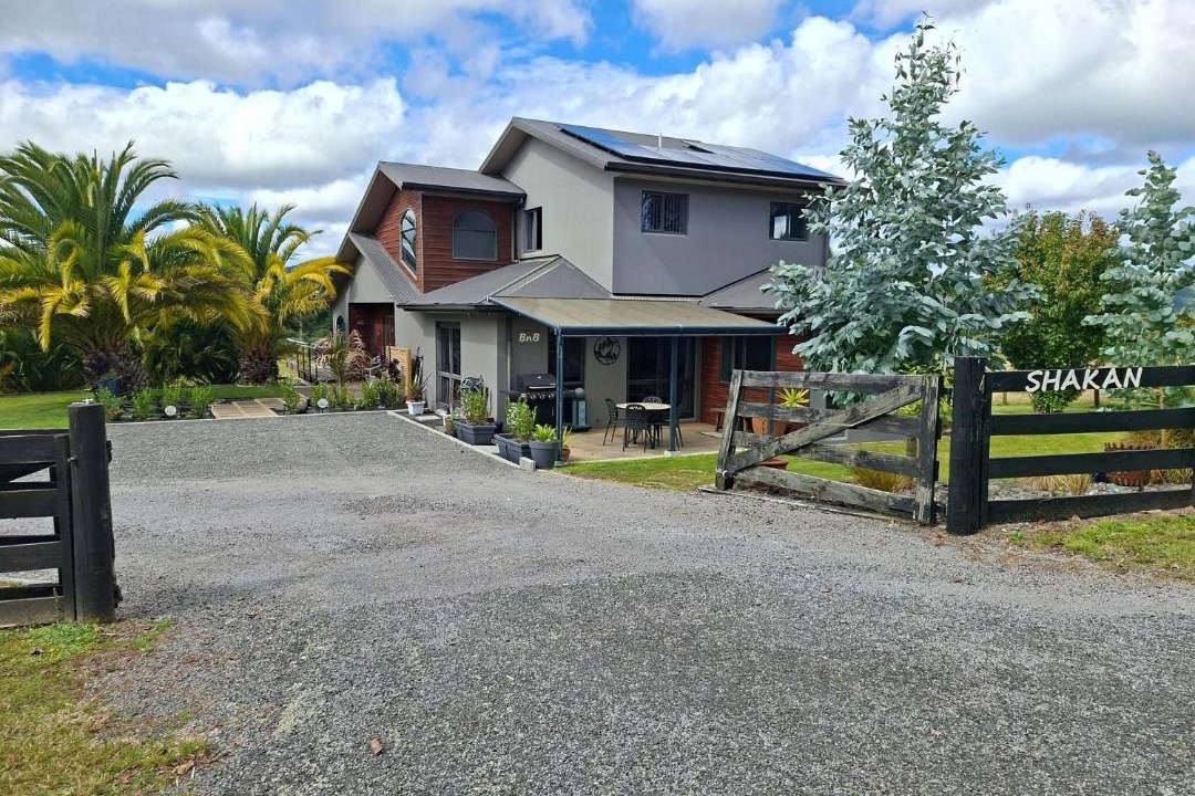 Kinloch House | Shakan BnB Lifestyle block relaxation in Kinloch