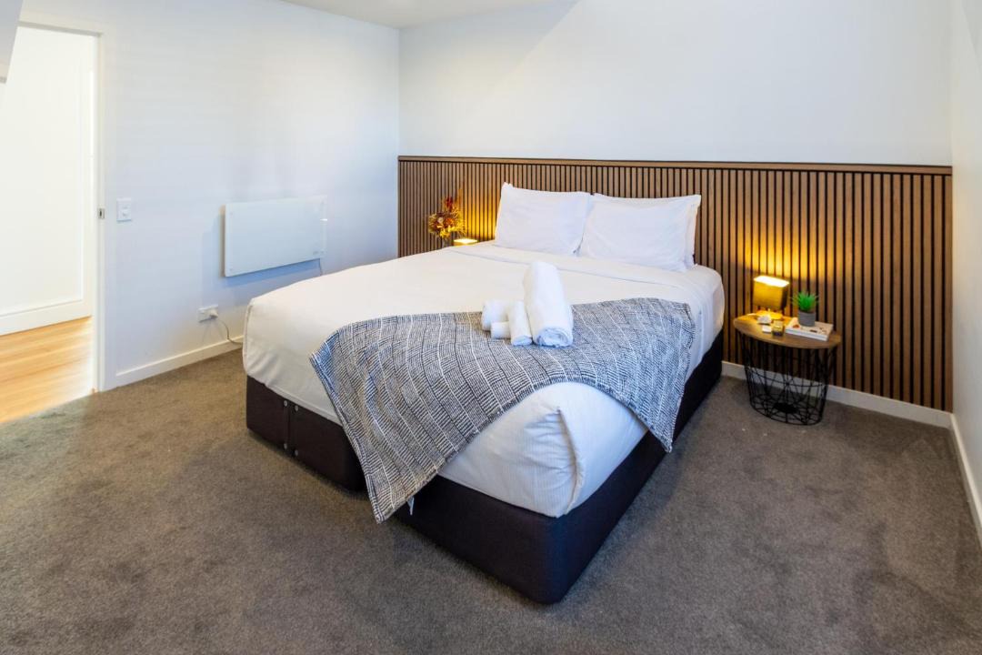 Christchurch Apartment | Spacious 6BR Family Home - Double Garage