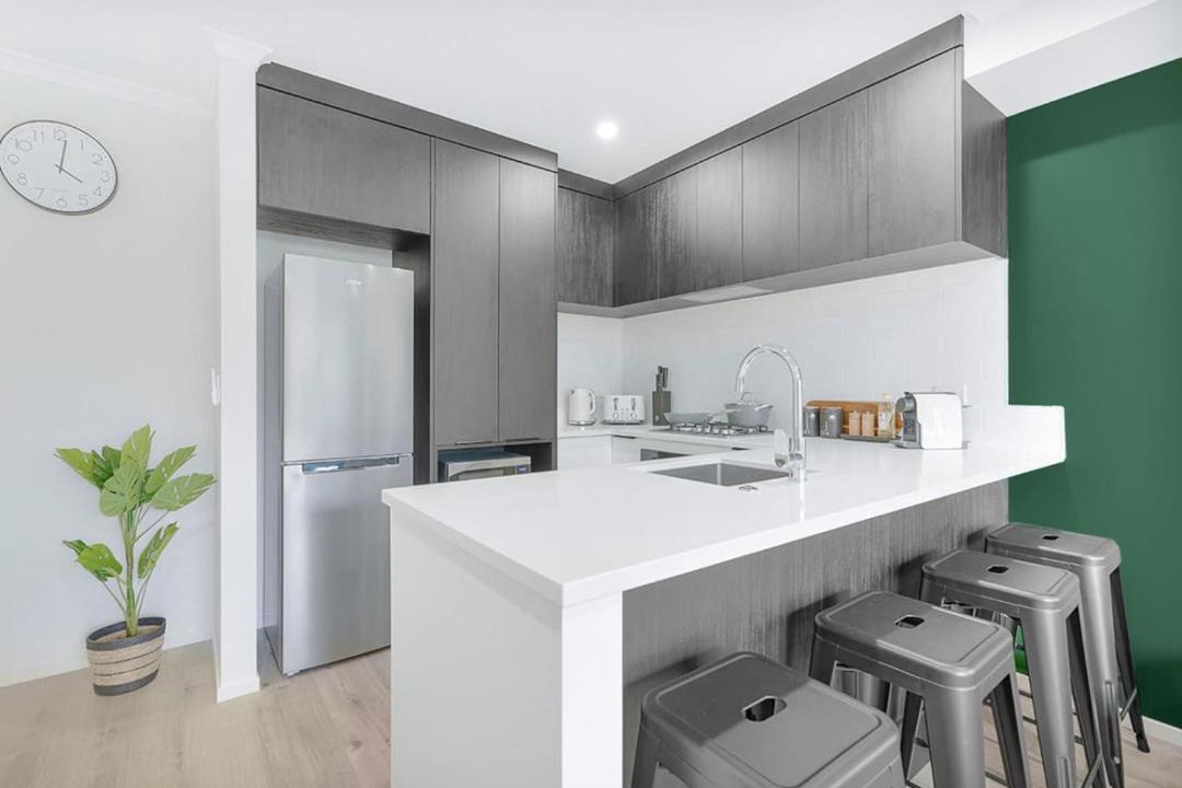 Hamilton East Villa | Brand New, King-Bed, Central City -By KOSH