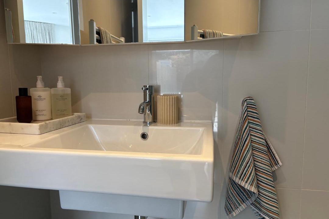 Arthur's Point Apartment | Morning Star Studio B
