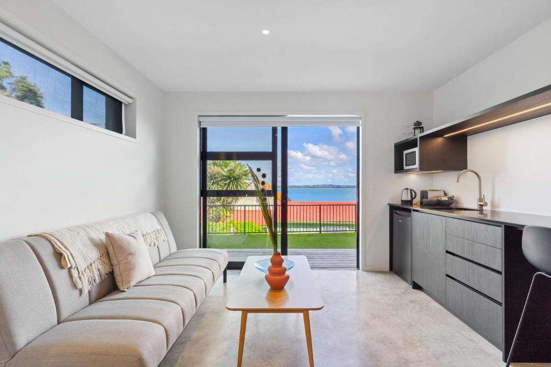 Point Chevalier Apartment | Elegant Coastal Studio, Beach Access & Ocean Views