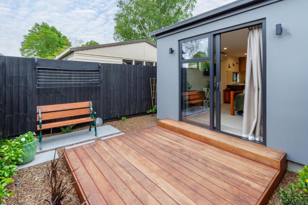 Saint Albans Apartment | The Nest - Modern Studio Retreat with Parking