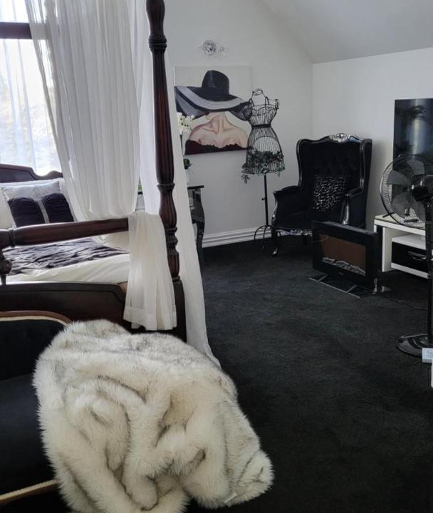 Henderson House | The Luxurious Manor - Very Large Bedroom with Private Ensuite