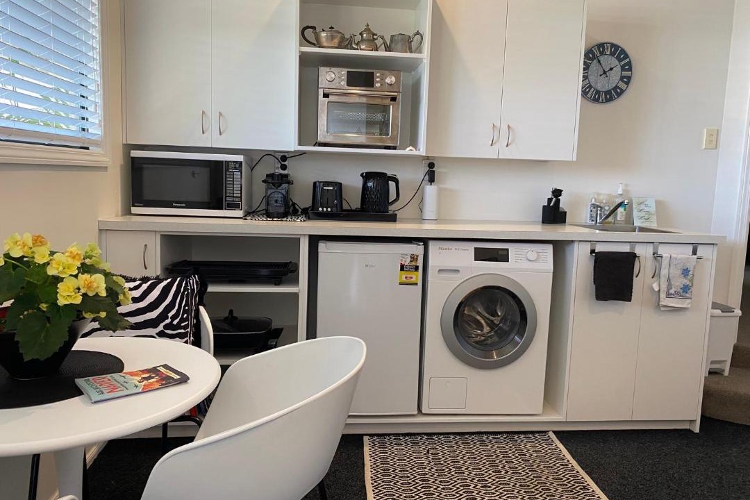 Bluff Hill Apartment | Maison Blue - Chic Garden Apartment - Pet Friendly