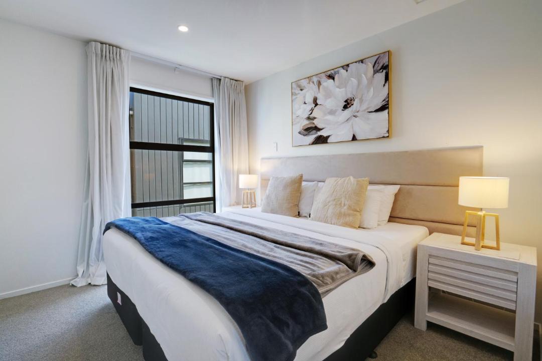 Auckland House | Huntington Townhouse with Patio and Parking