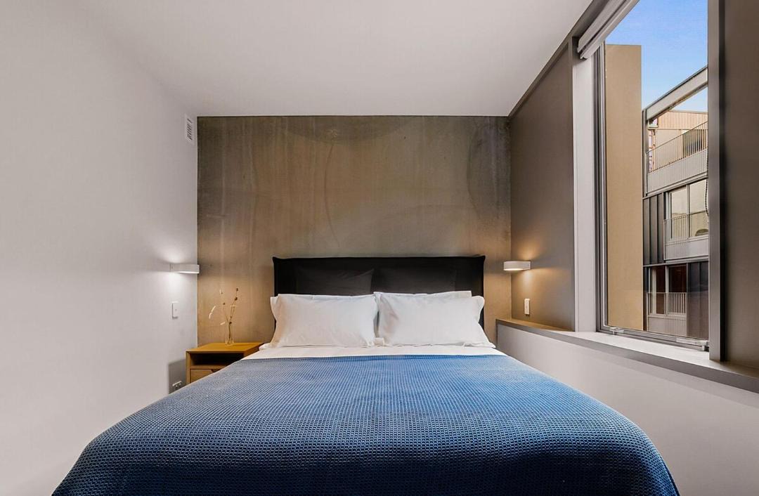 Te Aro Apartment | Urban Chic Townhouse - 2BR Modern Industrial Vibe