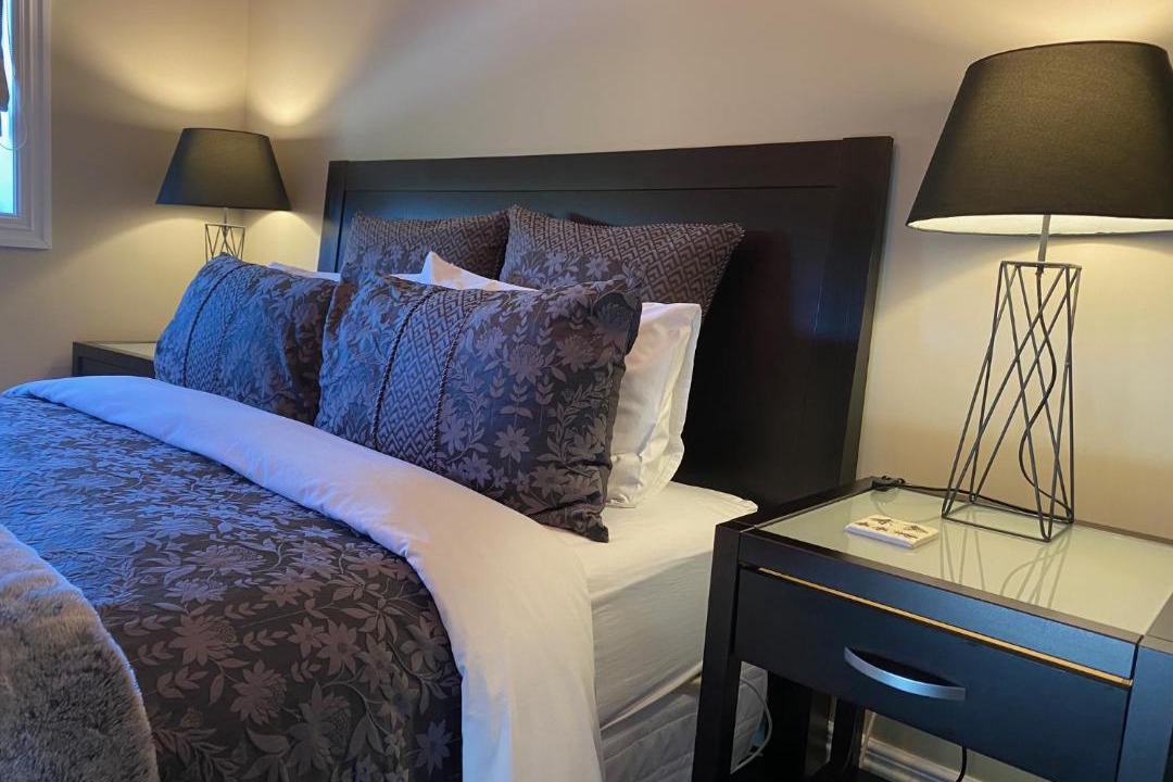 Cambridge Apartment | Sweet Magnolia 1 or 2 BR Suite St Kilda Cambridge with Complimentary Continental Breakfast