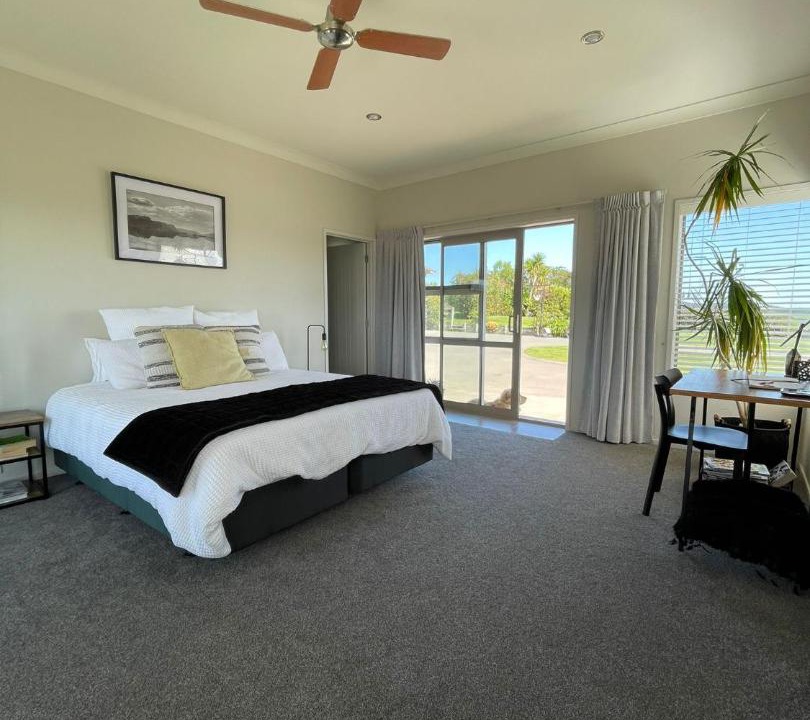 Ruakaka House | Views to unwind - self contained unit w/king bed
